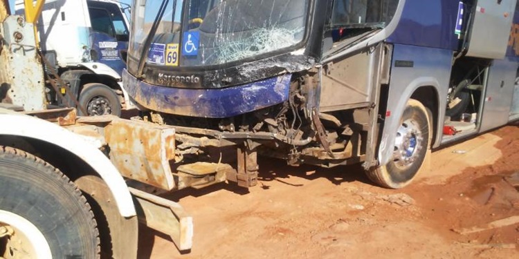 Ônibus da BrasilTur após o acidente ficou com a frente avariada